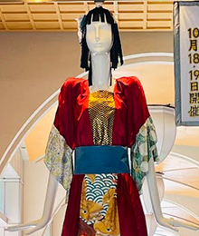 名古屋まつり「名古屋女傑(じょけつ)ナナちゃん」 （名古屋市立桜台高等学校ファッション文化科 ナナちゃん人形衣装製作実行委員）の写真